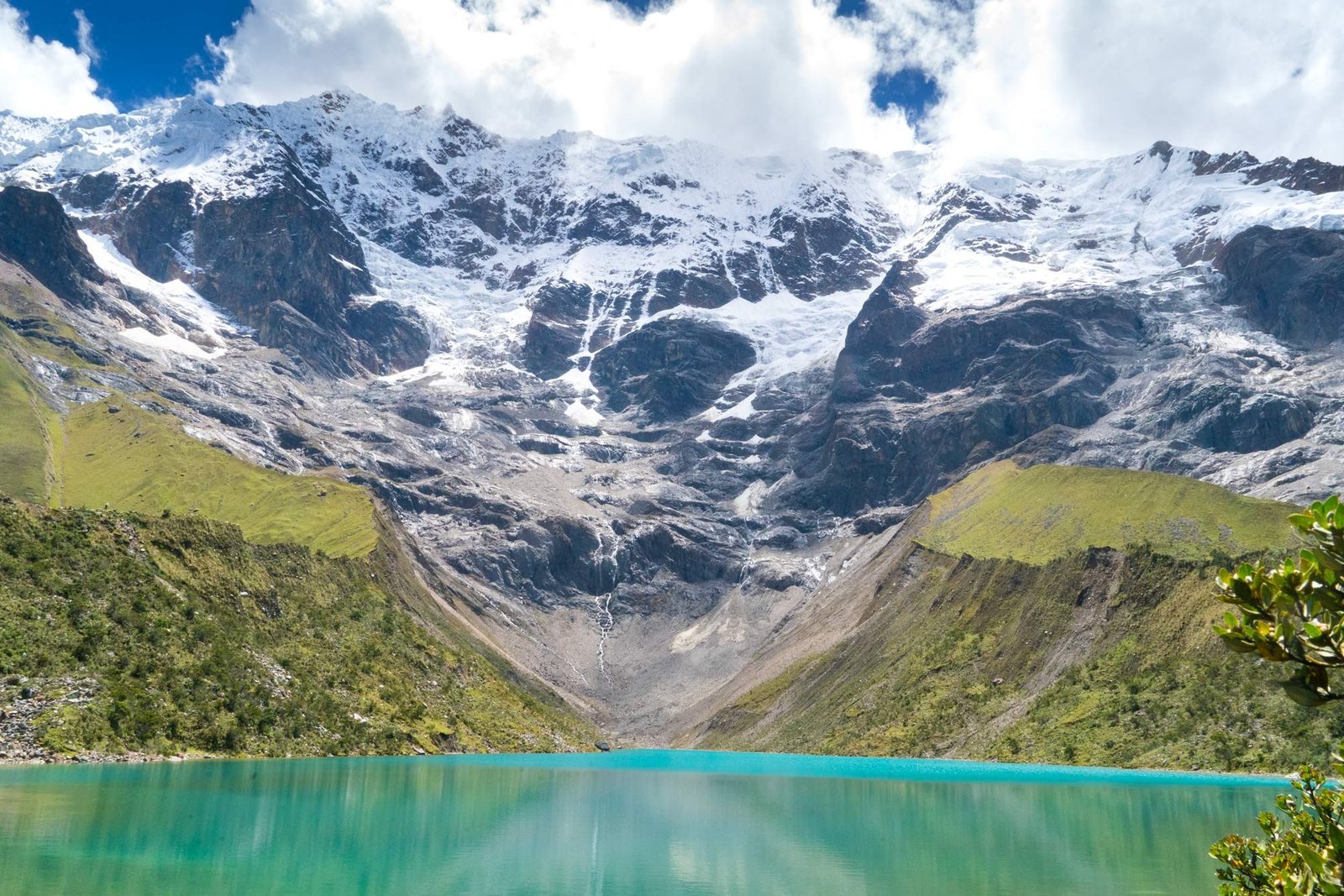 Laguna Humantay de aguas turquesa al pie del nevado Salkantay